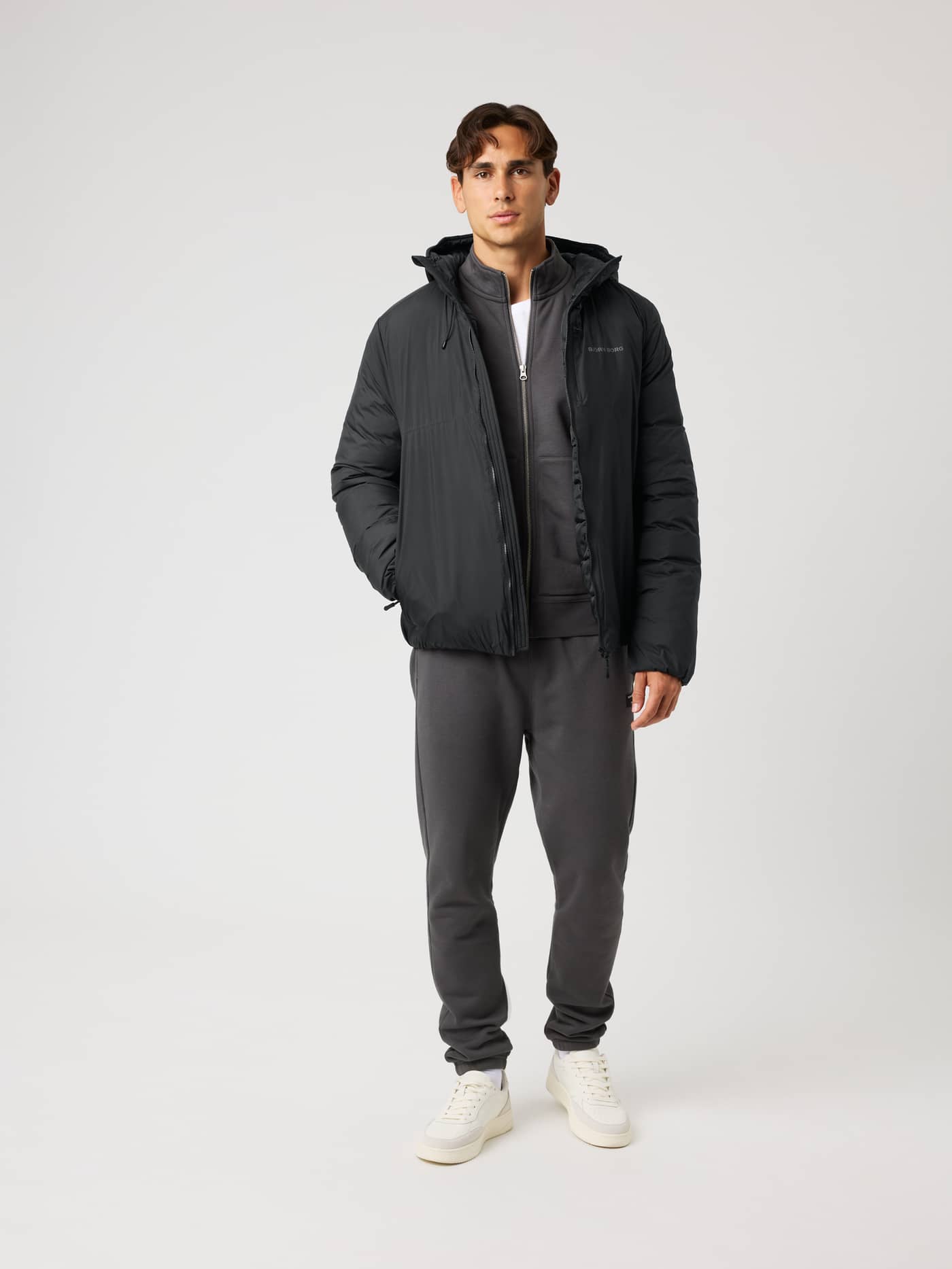 Borg Liner Hood Jacket i Black Beauty (Svart) sett forfra, vattert jakke for trening og bevegelse i hverdagen. - Image 4