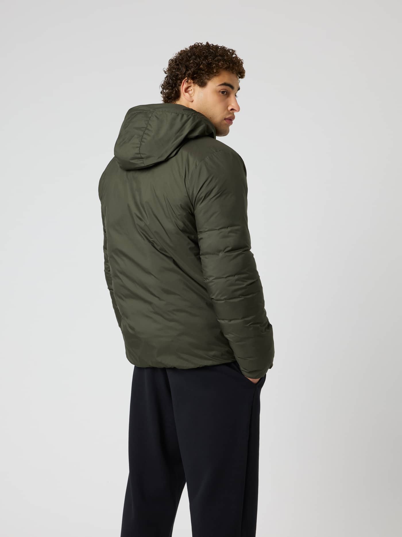 Borg Liner Hood Jacket i Rosin (Grønn) sett bakfra, en vattert jakke ideell for utendørstrening og bevegelse. - Image 2