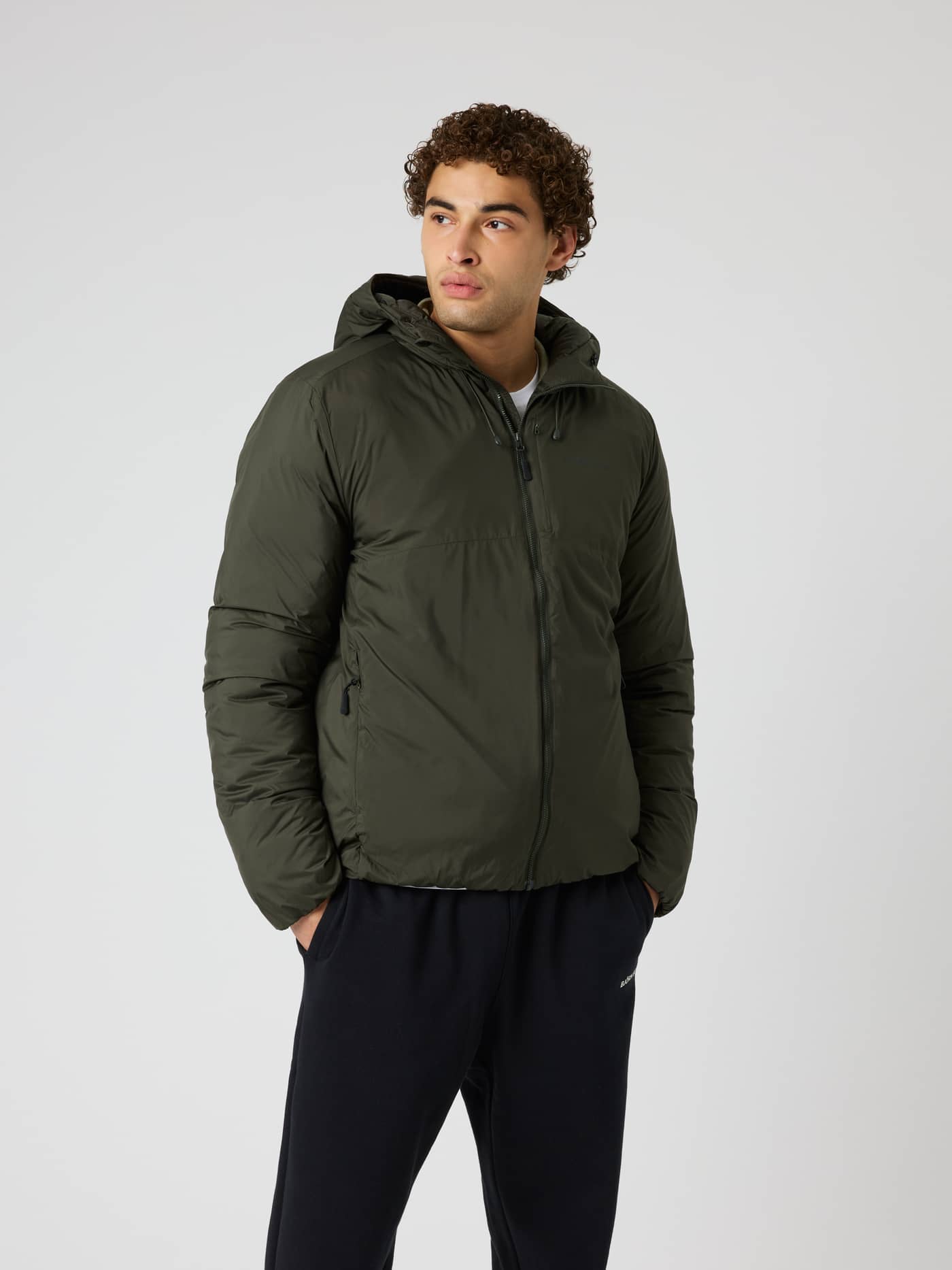 Borg Liner Hood Jacket i Rosin (Grønn) sett forfra, en vattert treningsjakke med hette og trekksnor. - Image 1