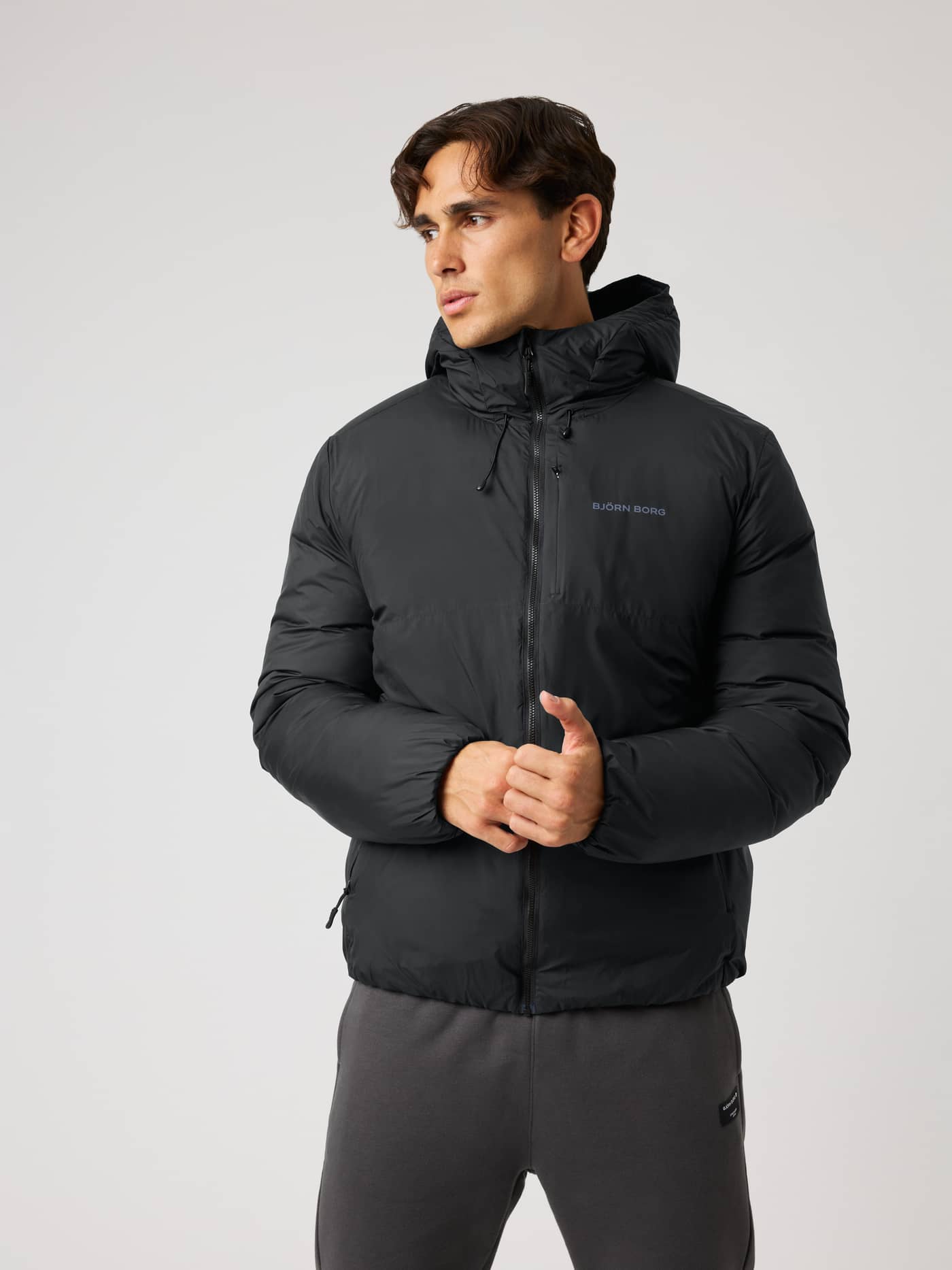 Borg Liner Hood Jacket i Black Beauty (Svart) til trening, med vattert design, hette med trekksnor og grå brystlogo. - Image 2