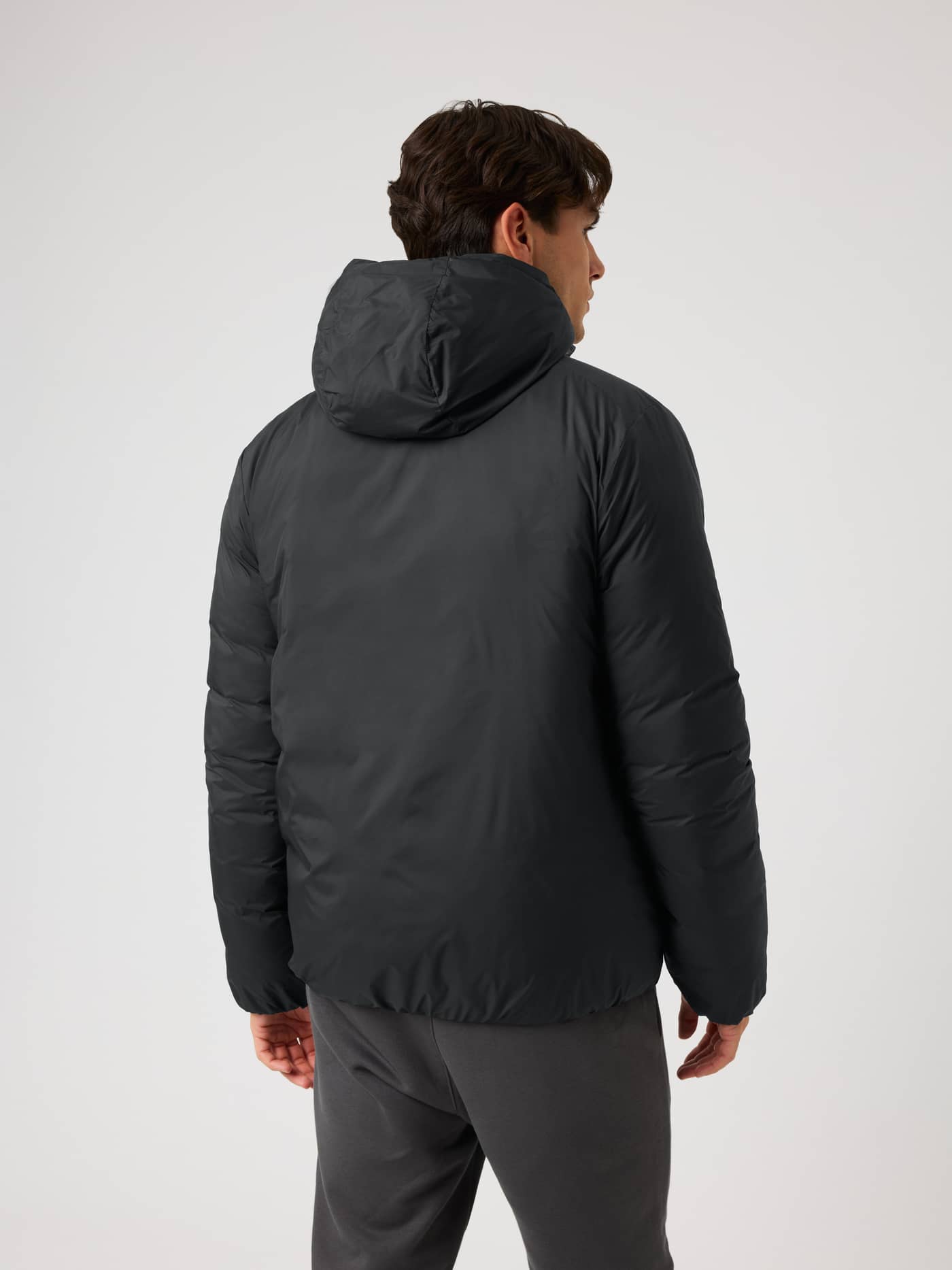 Borg Liner Hood Jacket i Black Beauty (Svart) sett bakfra, med vattert design for utendørstrening. - Image 3