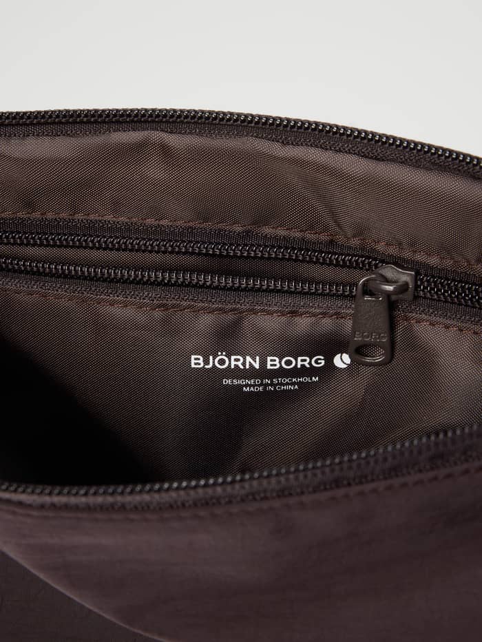 Binnenkant van de Studio Active Wash Bag Set toilettas in Coffee Bean (Bruin) voor training met wit logo en ritsvak. - Image 4