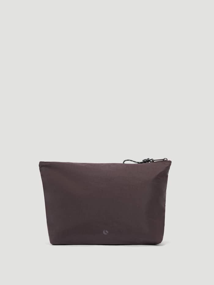 Studio Active Wash Bag Set in Coffee Bean (Bruin), een staande trainingstoilettas met ritssluiting en donkere logoprint. - Image 3