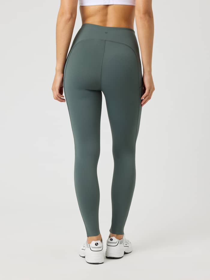 Rückansicht der Borg Reform Pocket Tights in Urban Chic (Grün) mit hoher Taille für einen funktionalen Fit beim Training. - Image 2