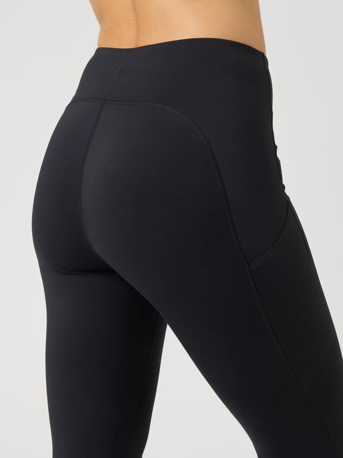 Rückansicht der Borg Reform Pocket Tights in Black Beauty (Schwarz) mit Seitentaschen und Tennisball-Print fürs Training. - Image 4