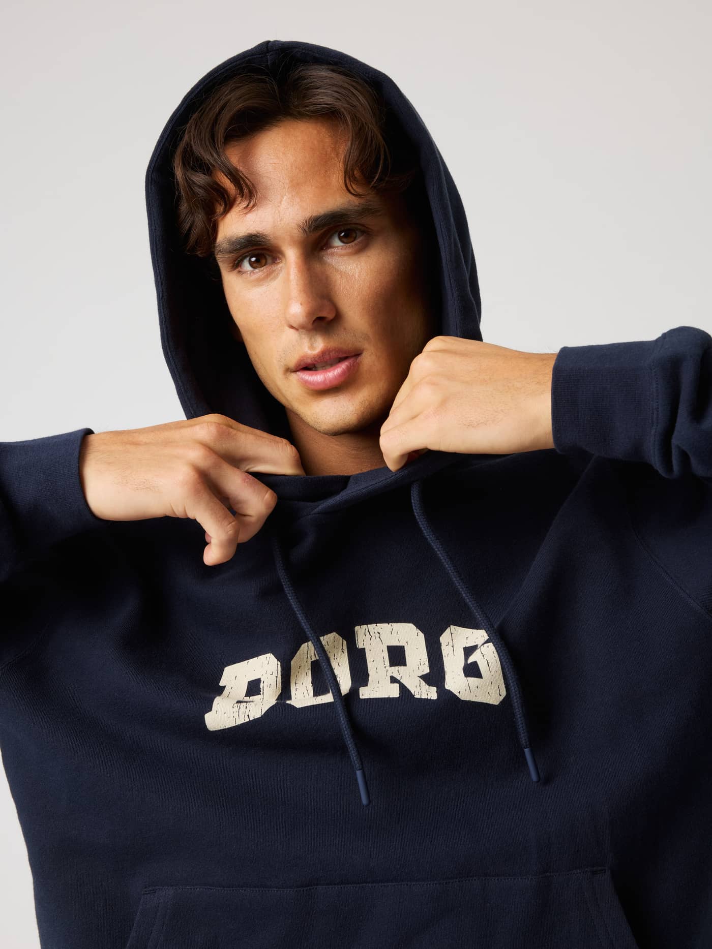 Gros plan sur le Borg Classic Print Hoodie en Night Sky (Marine) avec un logo blanc pour un training premium. - Image 1