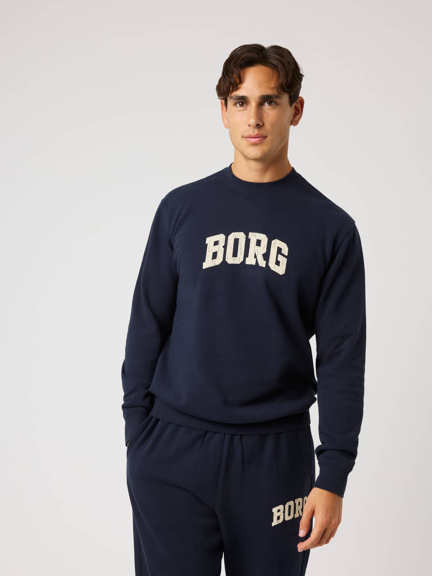 Vue de face d'un modèle en Borg Classic Print Sweatshirt Night Sky (Marine) en french terry doux avec logo crème. - Image 1