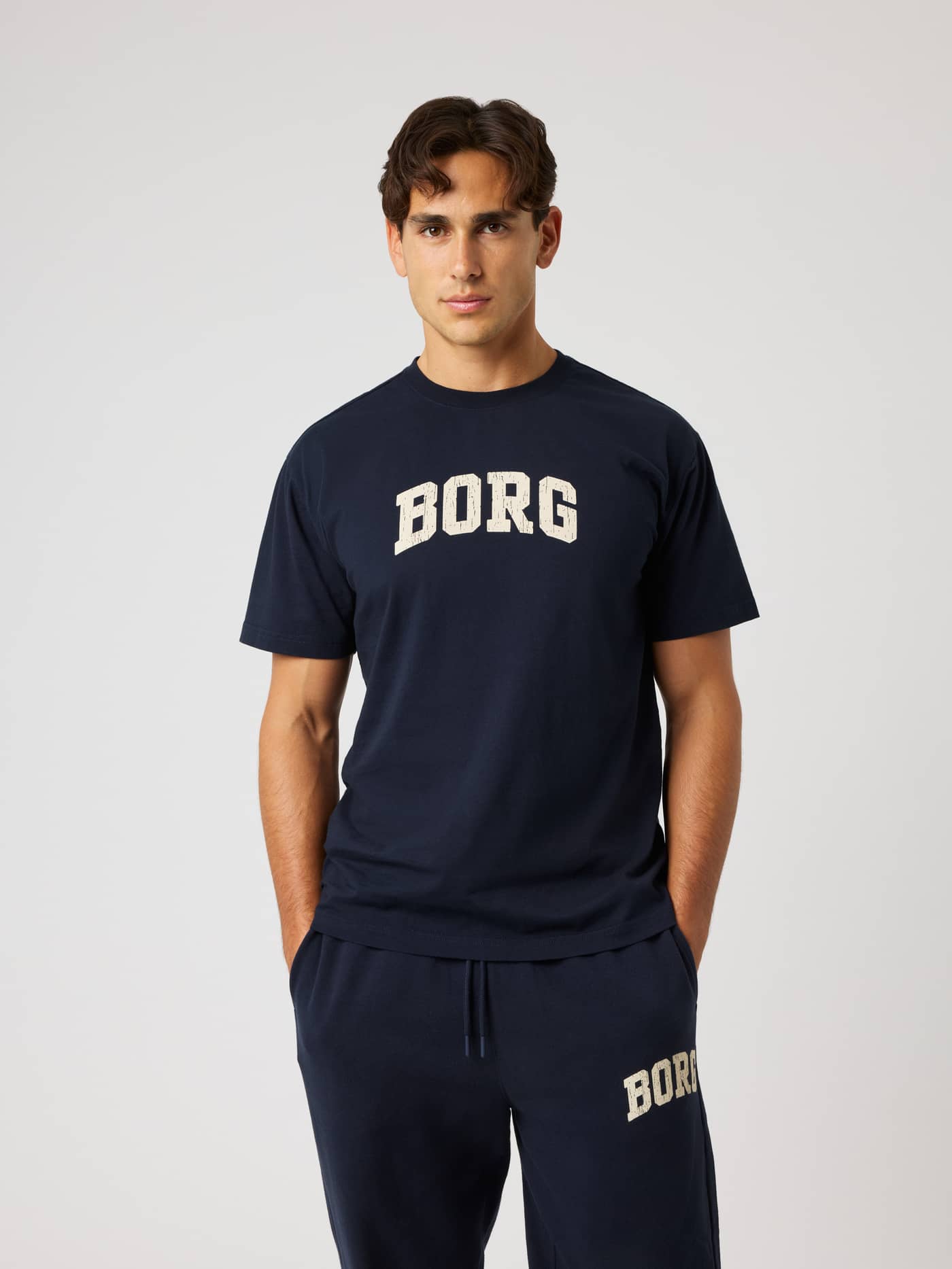 Vue de face d'un homme en Borg Classic Print T-Shirt en coton Night sky (Marine) avec logo blanc pour le training. - Image 1