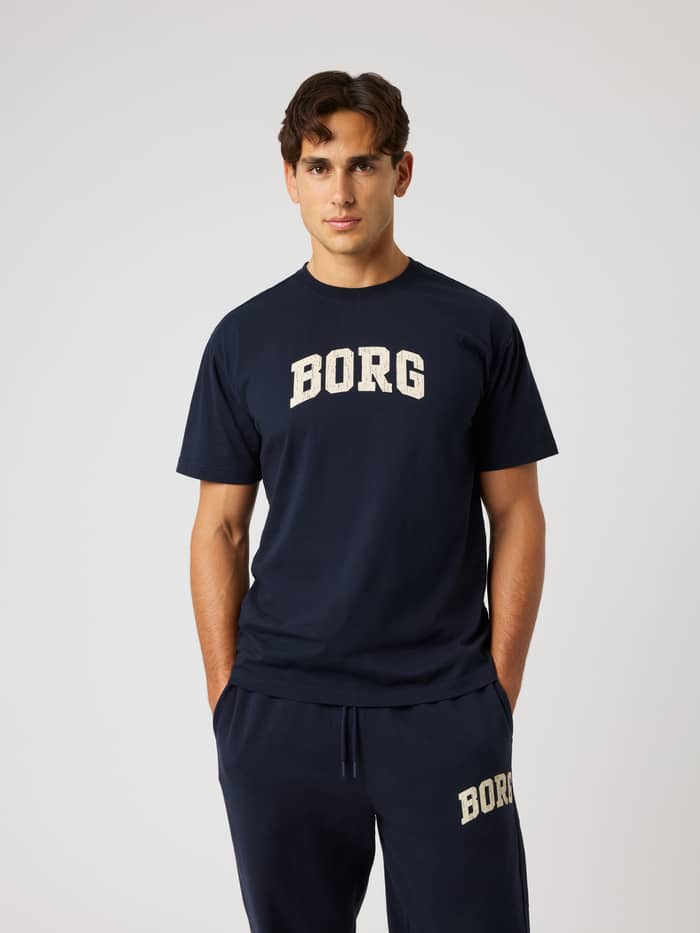 Borg Classic Print T-Shirt i bomuld i Night sky (Marineblå) set forfra på en mand med hvidt brystlogo til træning.