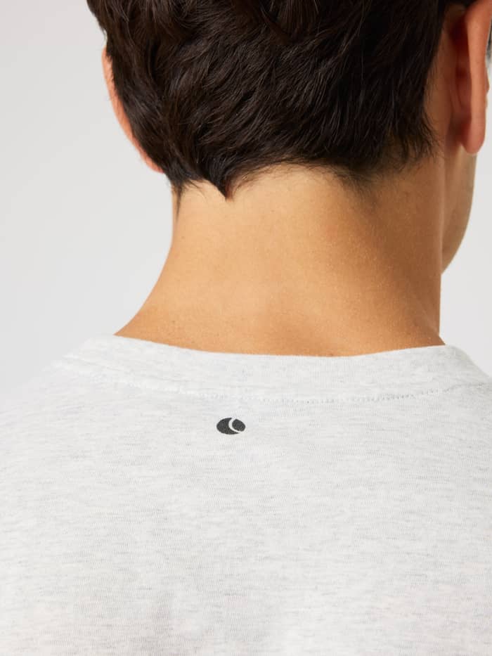 Nekdetail van het Borg Classic Print T-Shirt in Ultra Light Grey Melange (Grijs) met tennisbalprint voor training en tennis. - Image 3