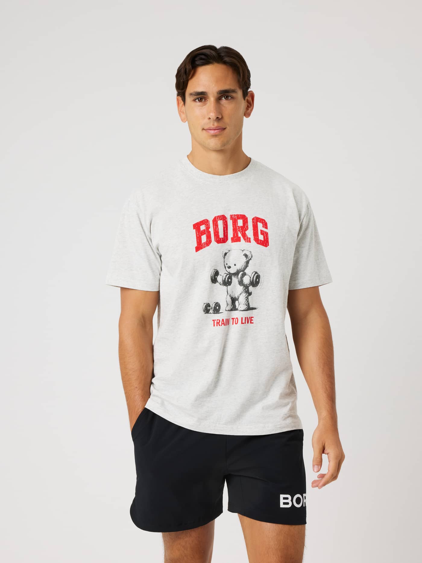 Vue de face d'un modèle en Borg Classic Print T-Shirt Ultra Light Grey Melange (Gris) avec graphique de training rouge. - Image 1