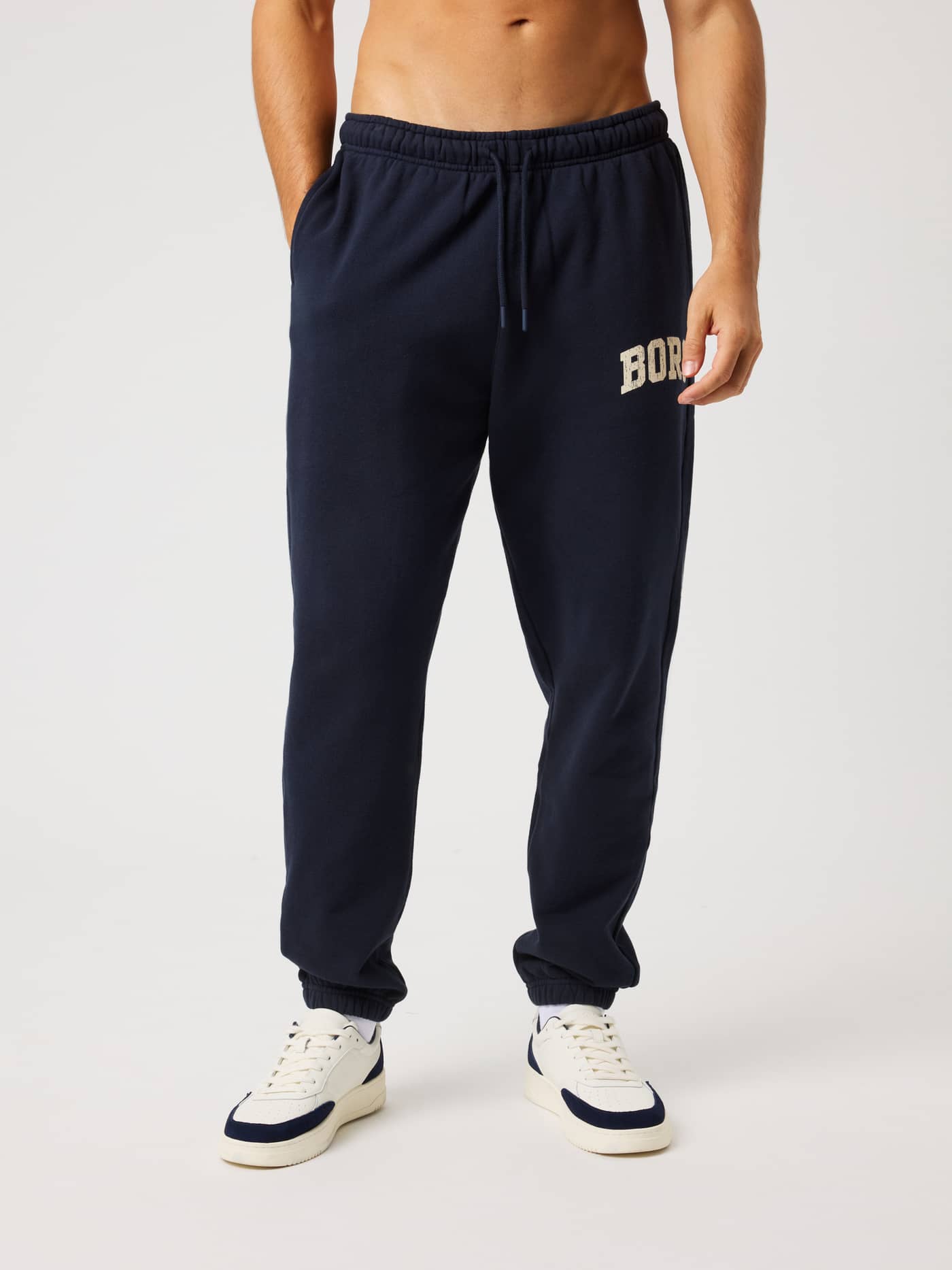 Vue de face d'un modèle en Borg Classic Print Sweatpants Night Sky (Marine) en coton avec logo blanc cassé pour le tennis. - Image 1
