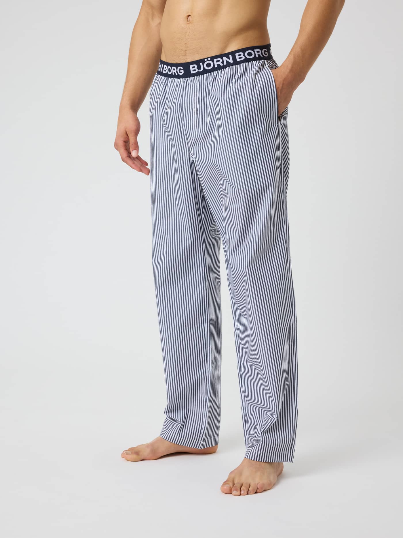 Core Woven Logo Pyjama Pants i Fresh Stripe 5 (Blå) sett fra siden med striper og svart linning med hvite logoer. - Image 1