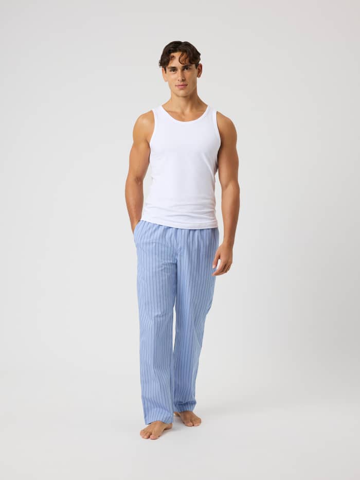 Vorderansicht eines Mannes in Core Woven Logo Pyjama Pants in Tripple Lw Stripe 2 (Blau) mit vertikalen Streifen. - Image 3