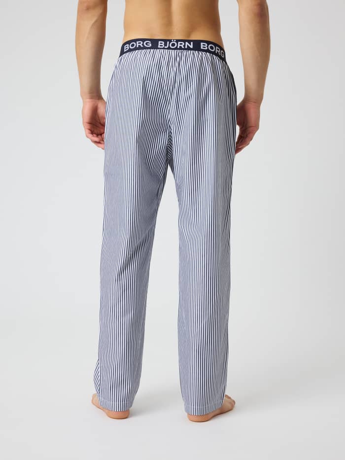 Rückansicht der Core Woven Logo Pyjama Pants in Fresh Stripe 5 (Blau) mit Streifenmuster und weißem Logo-Bund. - Image 2