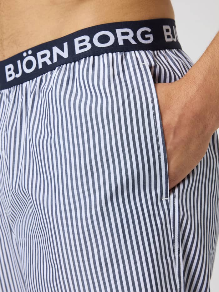 Core Woven Logo Pyjama Pants in Fresh Stripe 5 (Blau) mit blau-weißen Streifen und weißem Logo am Markenbund. - Image 4