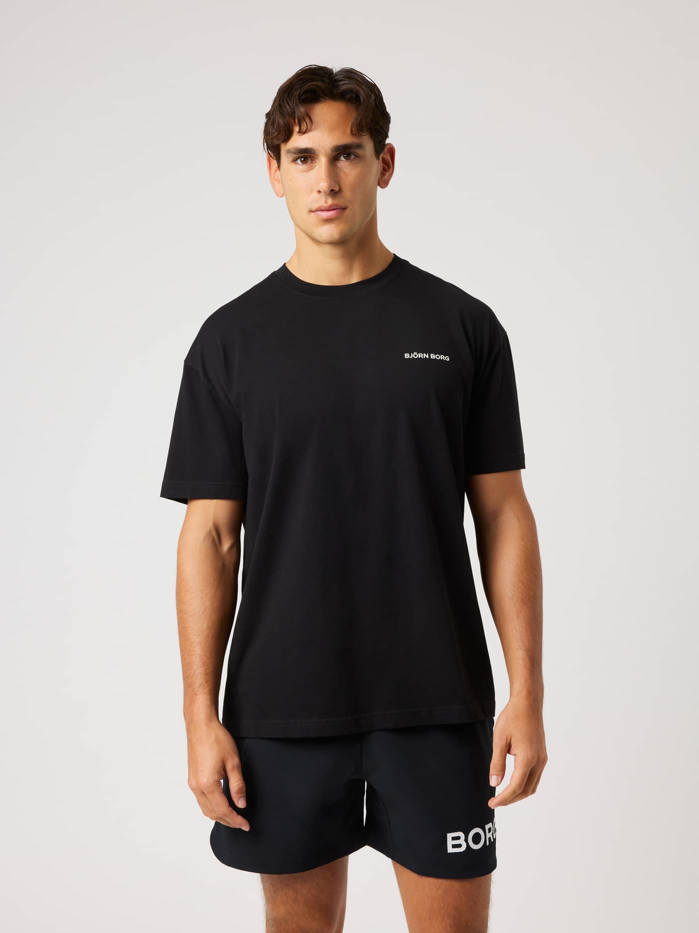 Modell framifrån i Borg Gym Oversized T-Shirt i Black Beauty (Svart) med vit bröstlogo för gymträning. - Image 1