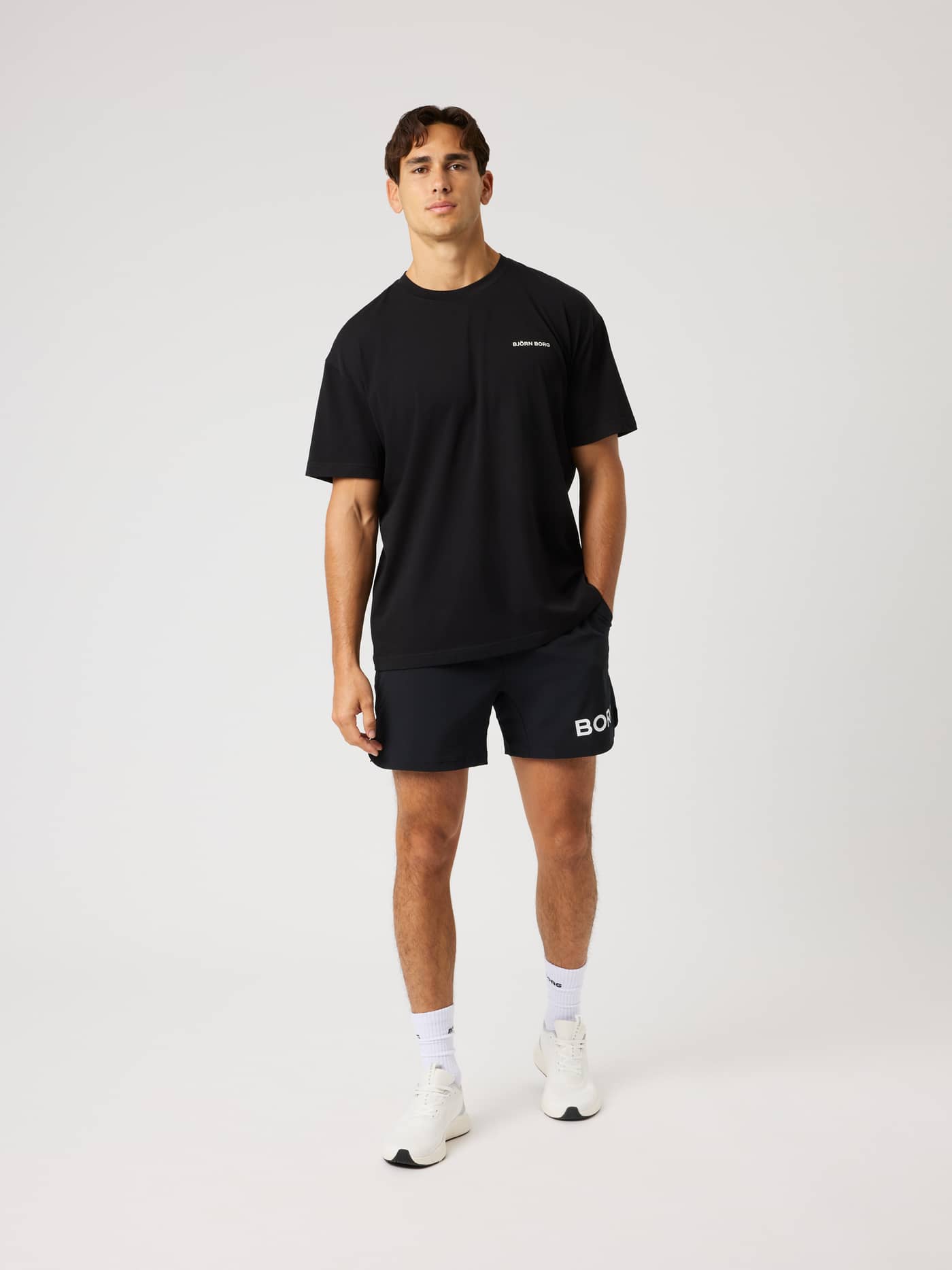 Full-body front view of a model in the Borg Gym Oversized T-Shirt in Black Beauty (Black) for training and tennis. - Image 3