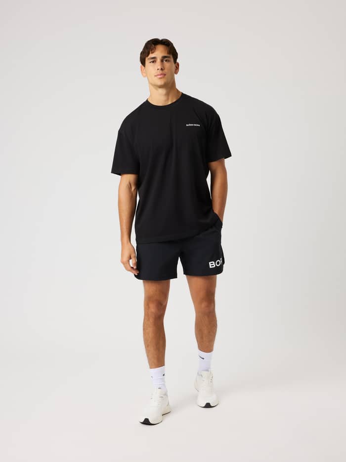 Full-body front view of a model in the Borg Gym Oversized T-Shirt in Black Beauty (Black) for training and tennis. - Image 3