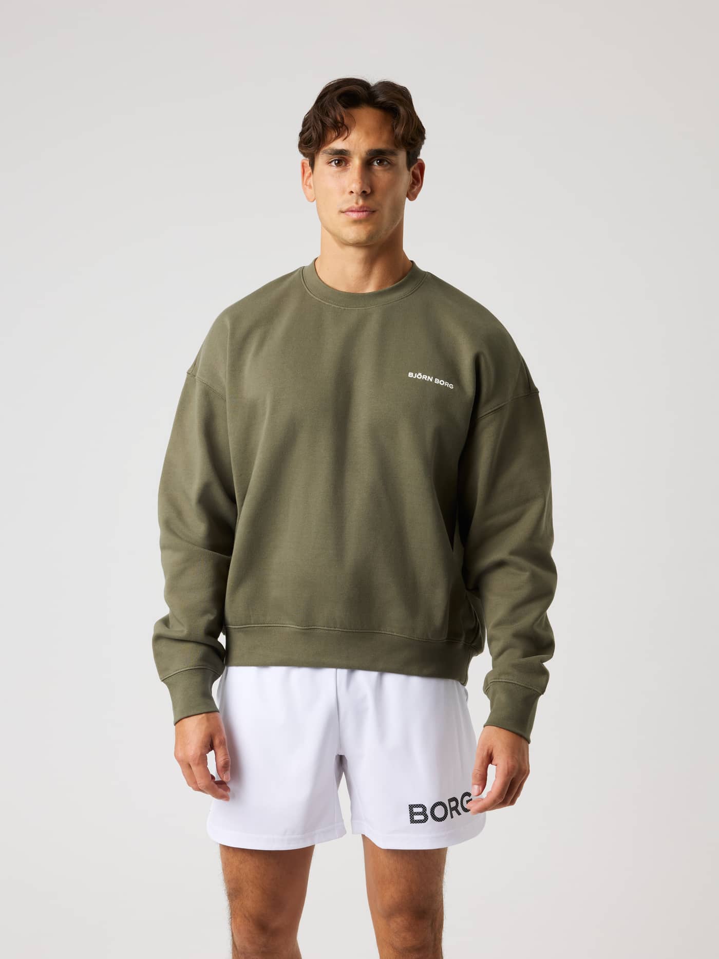 Borg Oversized Sweatshirt i Kalamata (Grön) sedd framifrån på modell med vit logotyp för träning. - Image 1