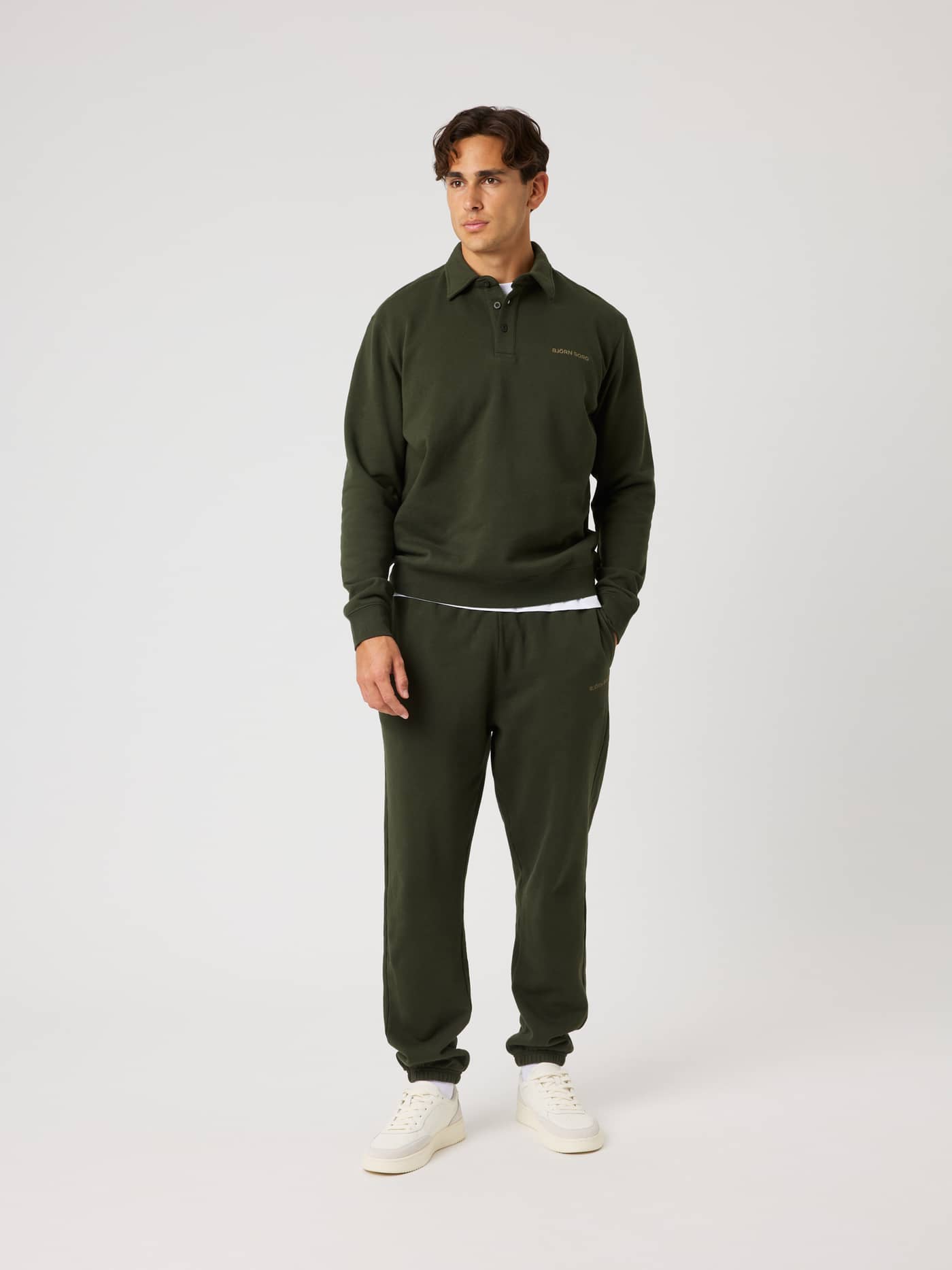 Full-body front view of a model wearing the Borg Classic Polo Sweatshirt in Rosin (Green) for tennis and light training. - Image 3