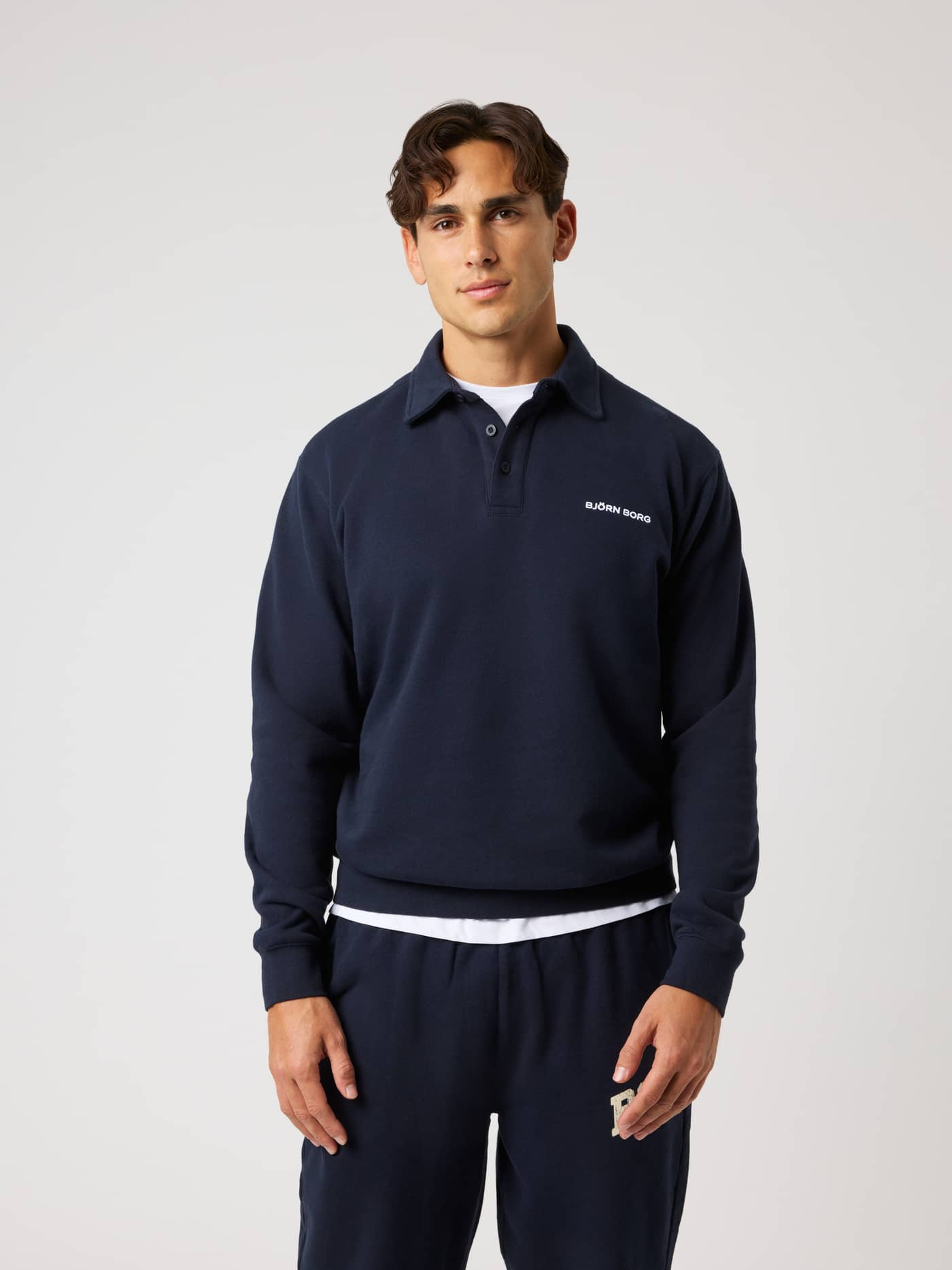 Vue de face du Borg Classic Polo Sweatshirt en Night sky (Marine) en french terry de coton avec logo blanc pour le tennis. - Image 1