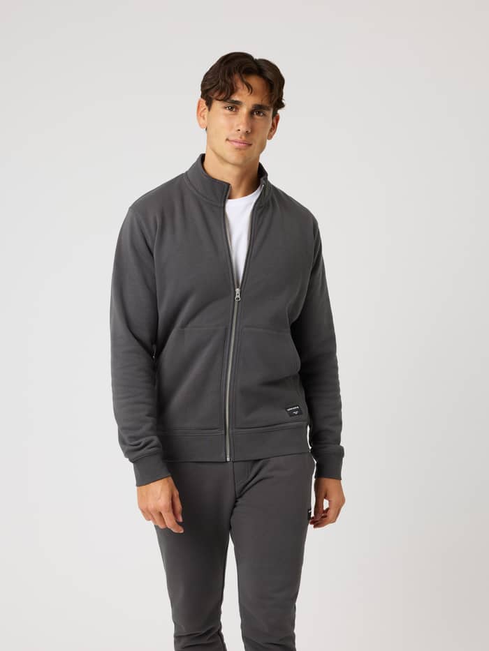 Centre Full Zip Sweatshirt i Asphalt (Sort) set forfra på en mand med lommer og logomærkat.