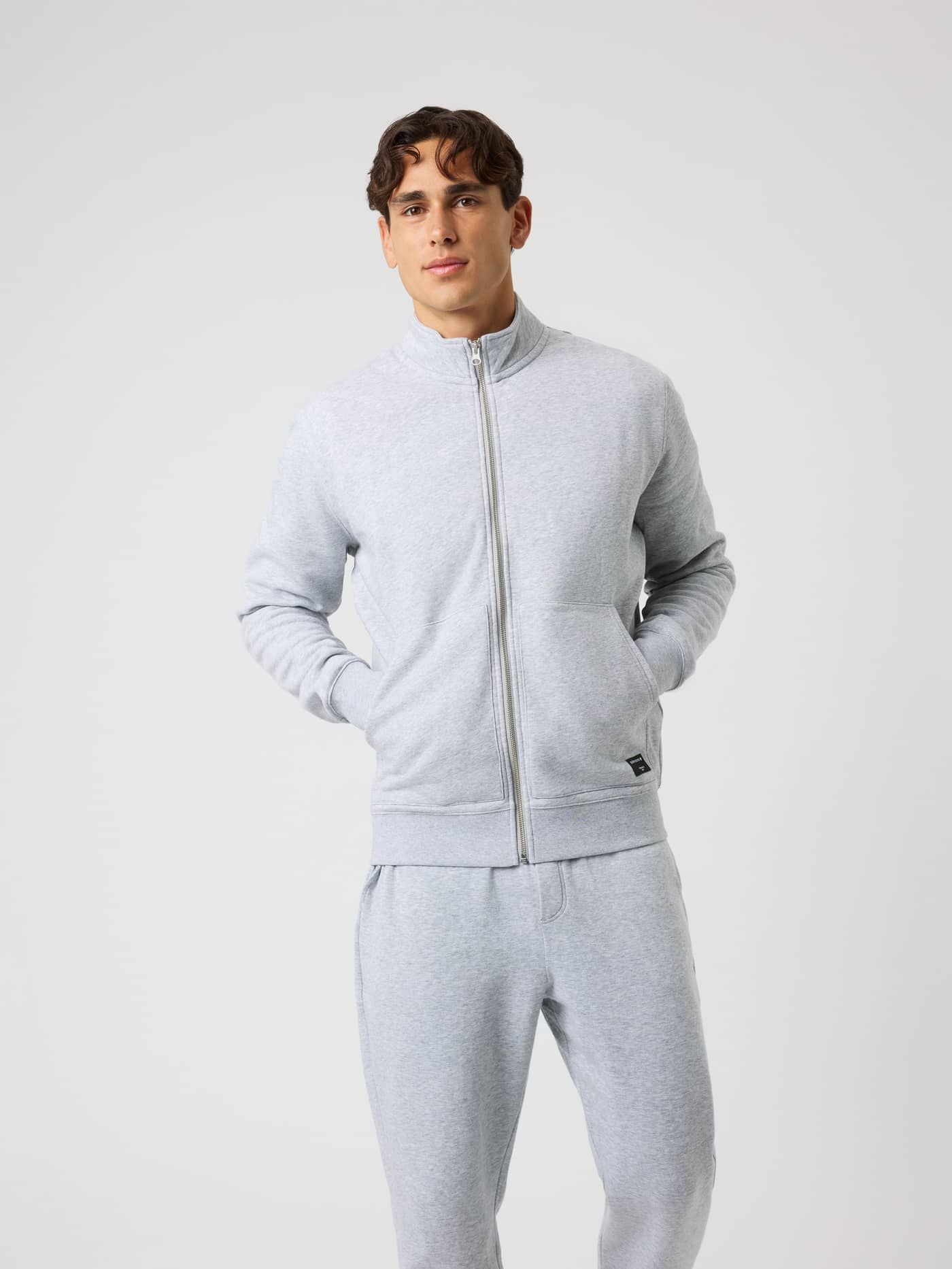 Vue de face d'un modèle portant le Centre Full Zip Sweatshirt en Light Grey Melange (Gris) avec un zip métallique. - Image 1