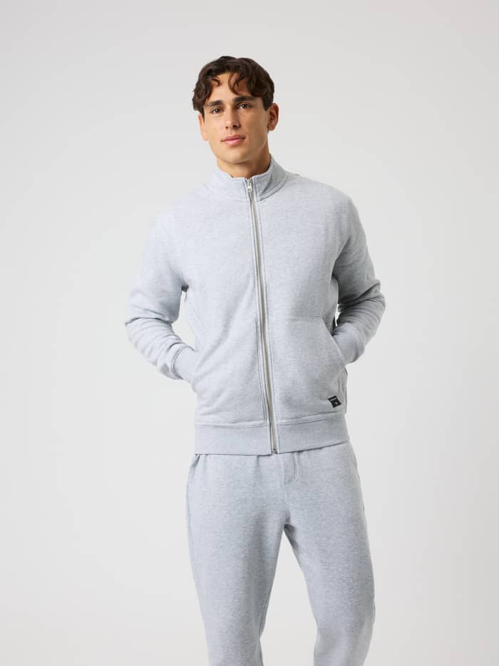 Vooraanzicht van het model in het Centre Full Zip Sweatshirt in Light Grey Melange (Grijs) met metalen rits.