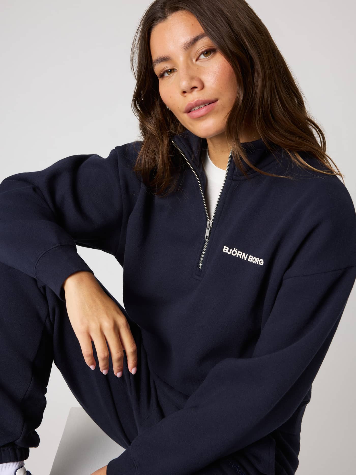 Borg Halfzip Sweatshirt i Night sky (Marinblå) med vit logotyp på bröstet för en premium tennis- och fritidslook. - Image 1