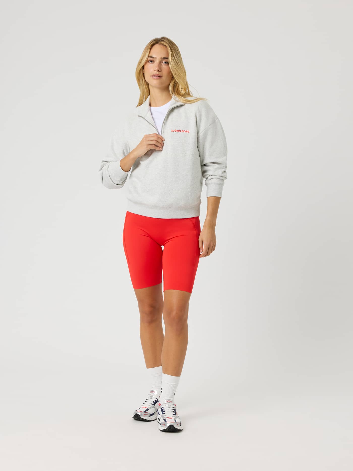 Front view of a model wearing the Borg Halfzip Sweatshirt in Ultra Light Grey Melange (Grey) with a red logo for tennis. - Image 4