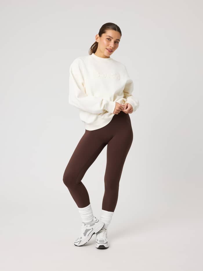 Ganzkörperansicht eines Modells im Studio Oversized Sweatshirt in Tofu (Weiß) mit tonaler BORG-Stickerei. - Image 3