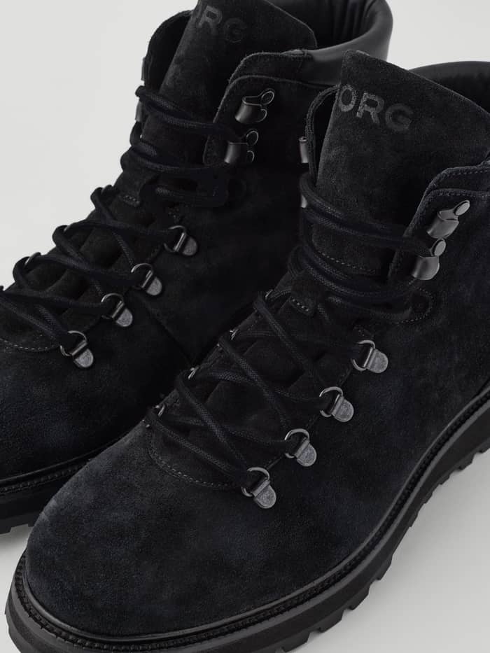 Men's Summit Boots i Sort set tæt på med premium læder, vandresnørehuller og et tonalt præget BORG-logo. - Image 4