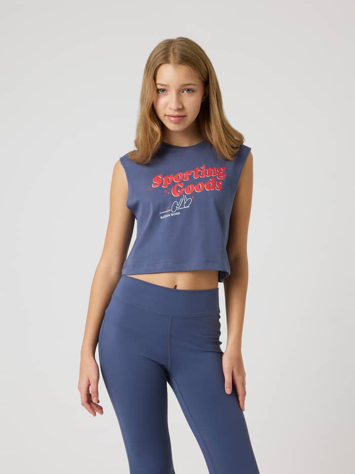 Vorderansicht von Kids im Borg Cropped Tank Top in Nightshadow Blue (Blau) mit Grafikprint auf der Brust für das Training.