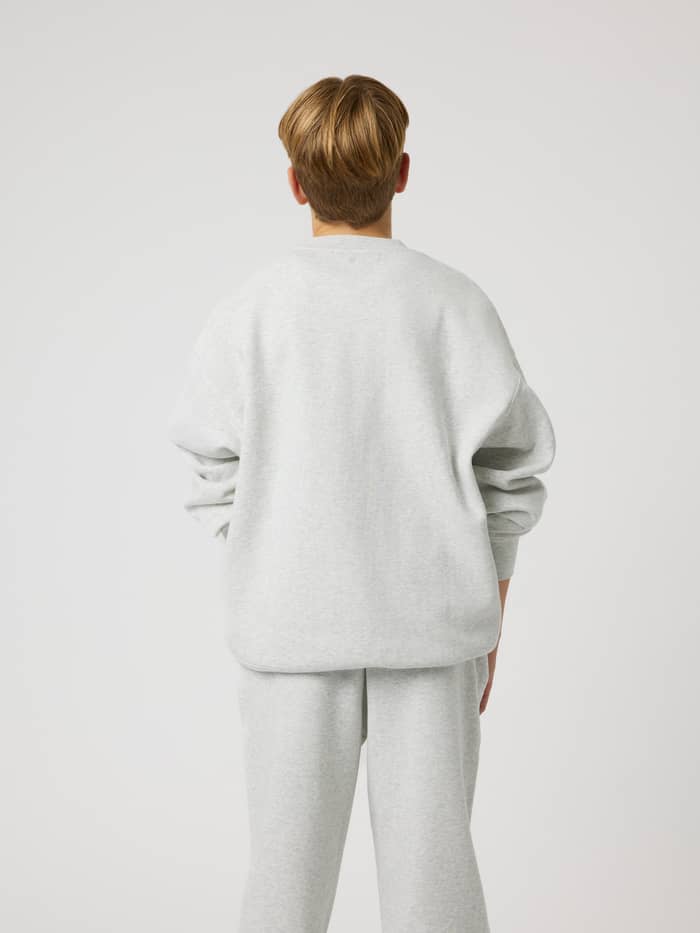 Borg Oversized Sweatshirt i Ultra Light Grey Melange (Grå) set bagfra på kids med tennisboldprint til tennis. - Image 2
