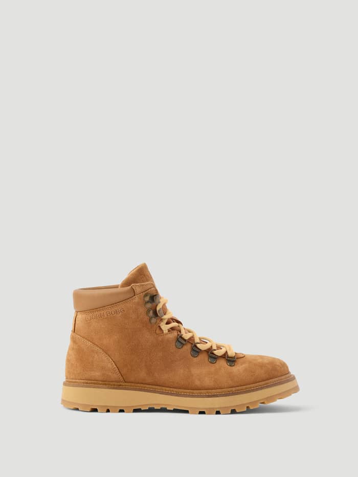 Side view of the Women's Summit Boots in Brown leather featuring an embossed Björn Borg logo, beige laces, and a lug sole.
