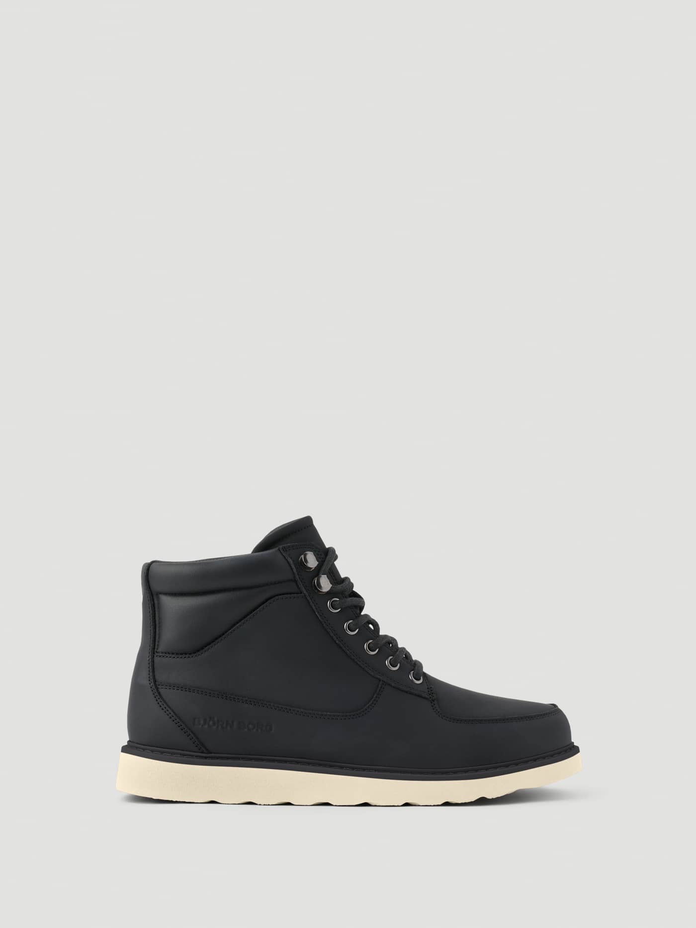 Vista lateral de las Men's Altitude Boots en cuero negro con suela en contraste, cordones y logo tonal. - Image 1