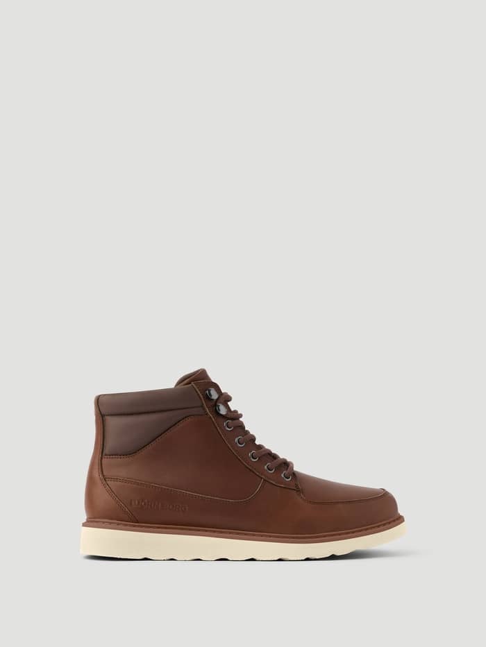 Seitenansicht der Men's Altitude Boots in Dark Brown (Braun) aus echtem Leder mit einer weißen Kontrastsohle.