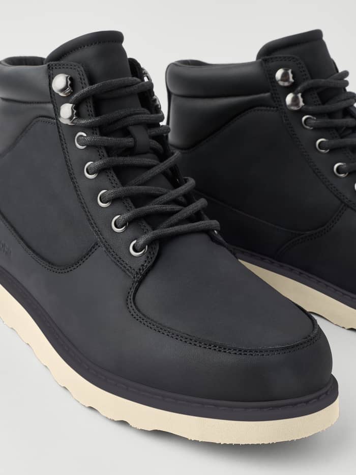 Men's Altitude Boots i sort læder set tæt på med metaløjer og en kraftig cremefarvet sål. - Image 4