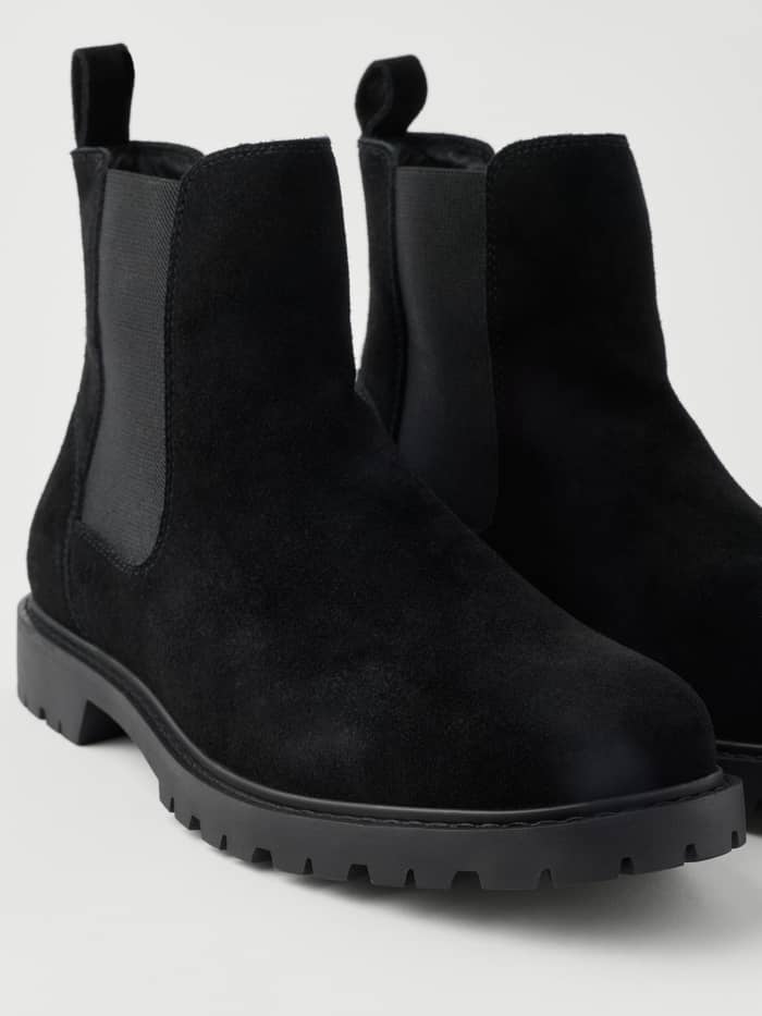Men's Chelsea Suede Boots i Sort med overdel i premium ruskind, elastiske sidepaneler og en kraftig profilsål. - Image 4