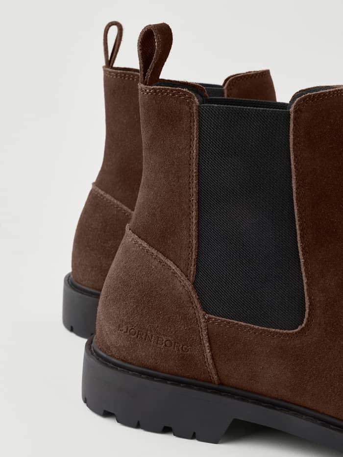 Men's Chelsea Suede Boots i Brun ruskind med præget logo og sorte elastikpaneler set tæt på fra siden. - Image 4