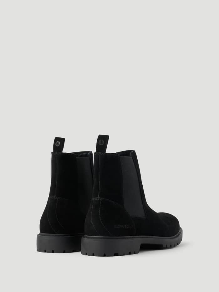 Men's Chelsea Suede Boots i Sort set bagfra med overdel i ruskind, elastisk skaft og et tonalt logo. - Image 3