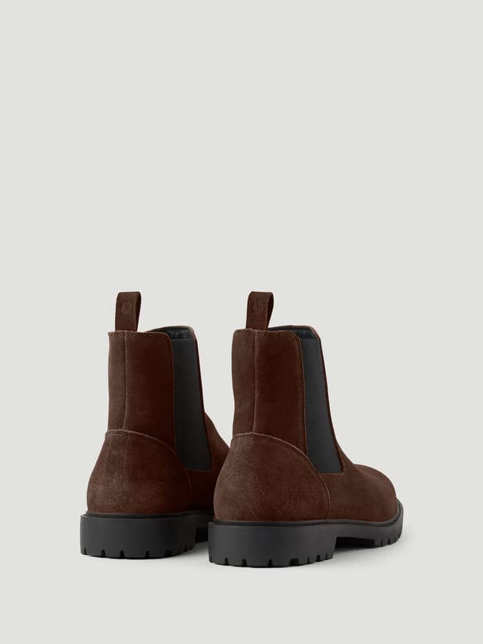 Men's Chelsea Suede Boots i Brun set bagfra i premium ruskind med sorte elastiske sidepaneler. - Image 3