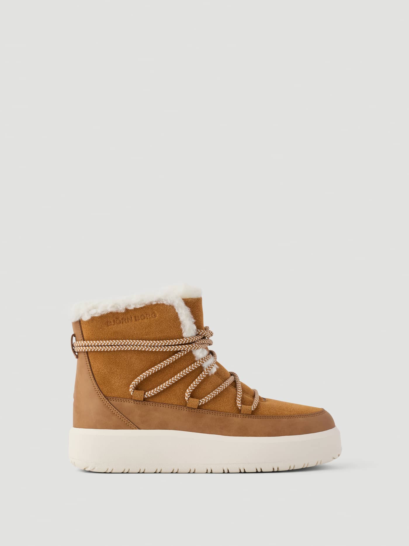 Women's Wooly Lace Up Boots i Brun sett fra siden, med varmt ullfôr, tau-lisser og plattformsåle. - Image 1