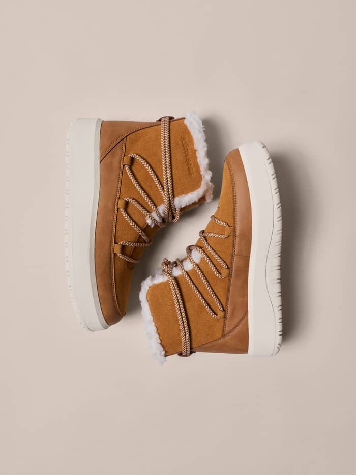 Sidovy av Women's Wooly Lace Up Boots i Caramel (Brun) med snörning och mysig, vit fårskinnsdetalj.