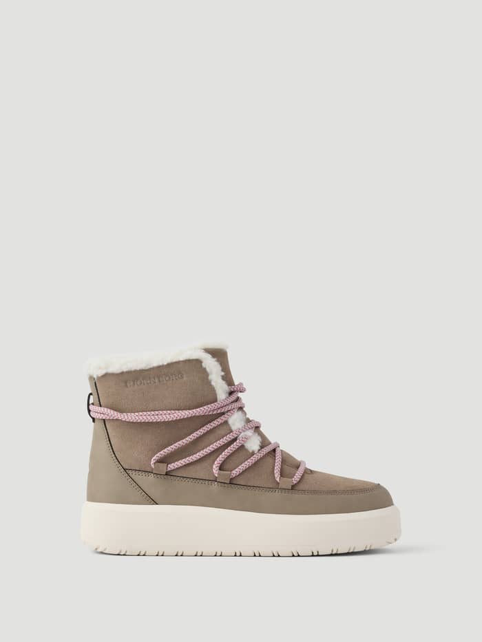 Women's Wooly Lace Up Boots i brunt med rosa mönstrad snörning, ett varmt ulligt foder och ton-i-ton-logotyp.