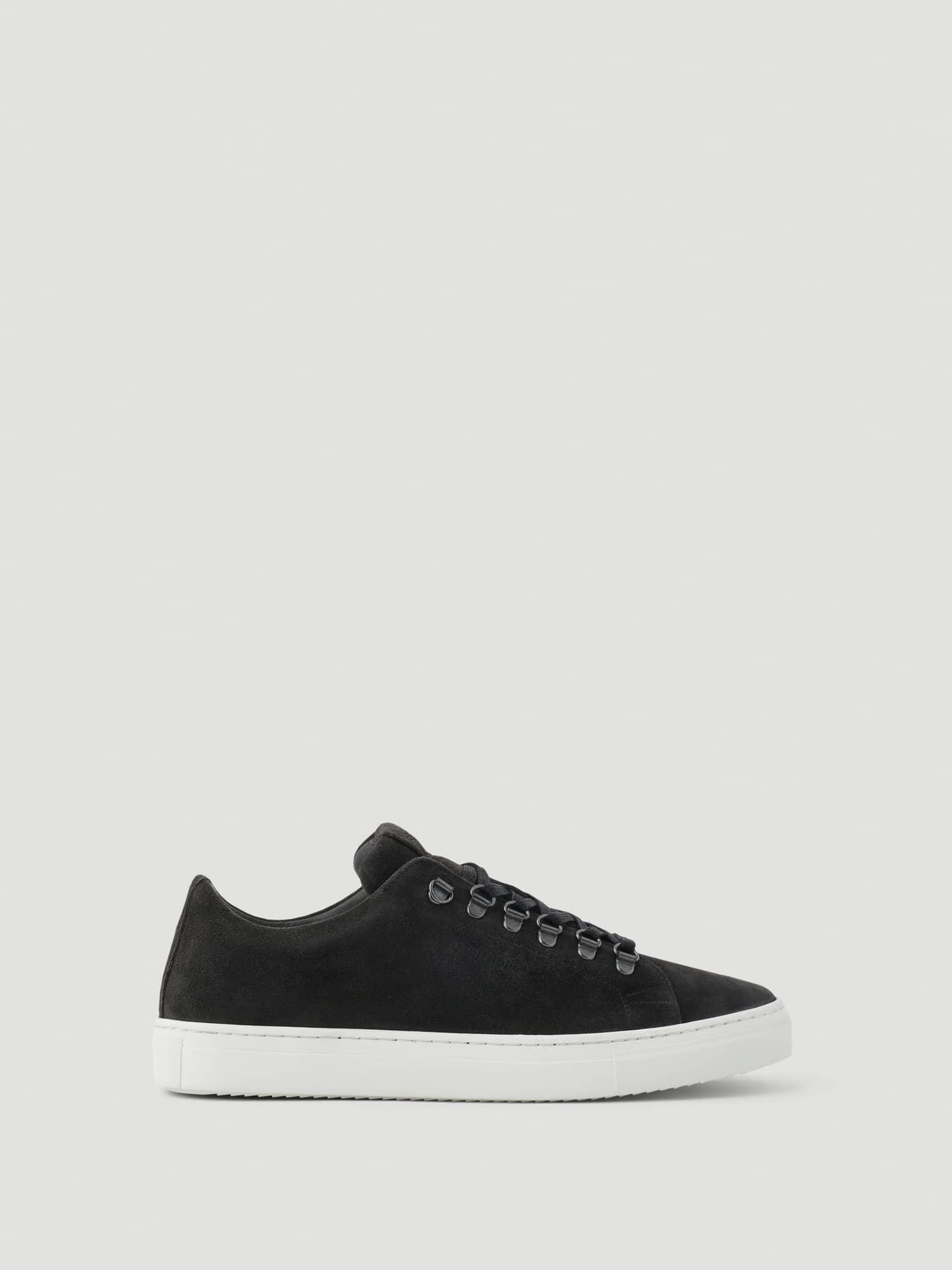 Vue de profil des Men's Classic Suede D-Ring Sneakers en suède Noir, œillets métalliques et semelle blanche pour le tennis. - Image 1