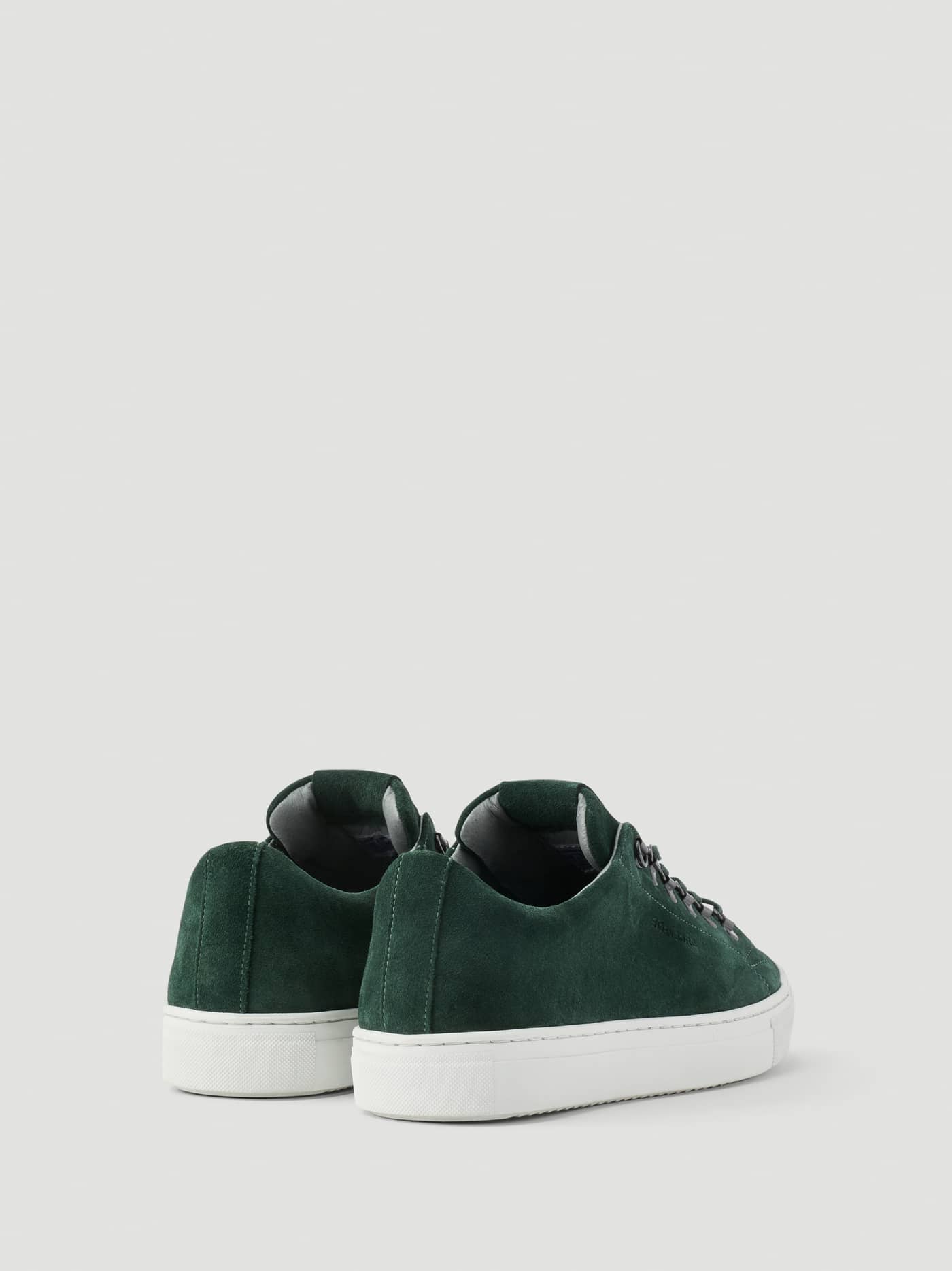 Vue arrière des Men's Classic Suede D-Ring Sneakers en Vert en daim premium avec semelles blanches pour un look tennis. - Image 3