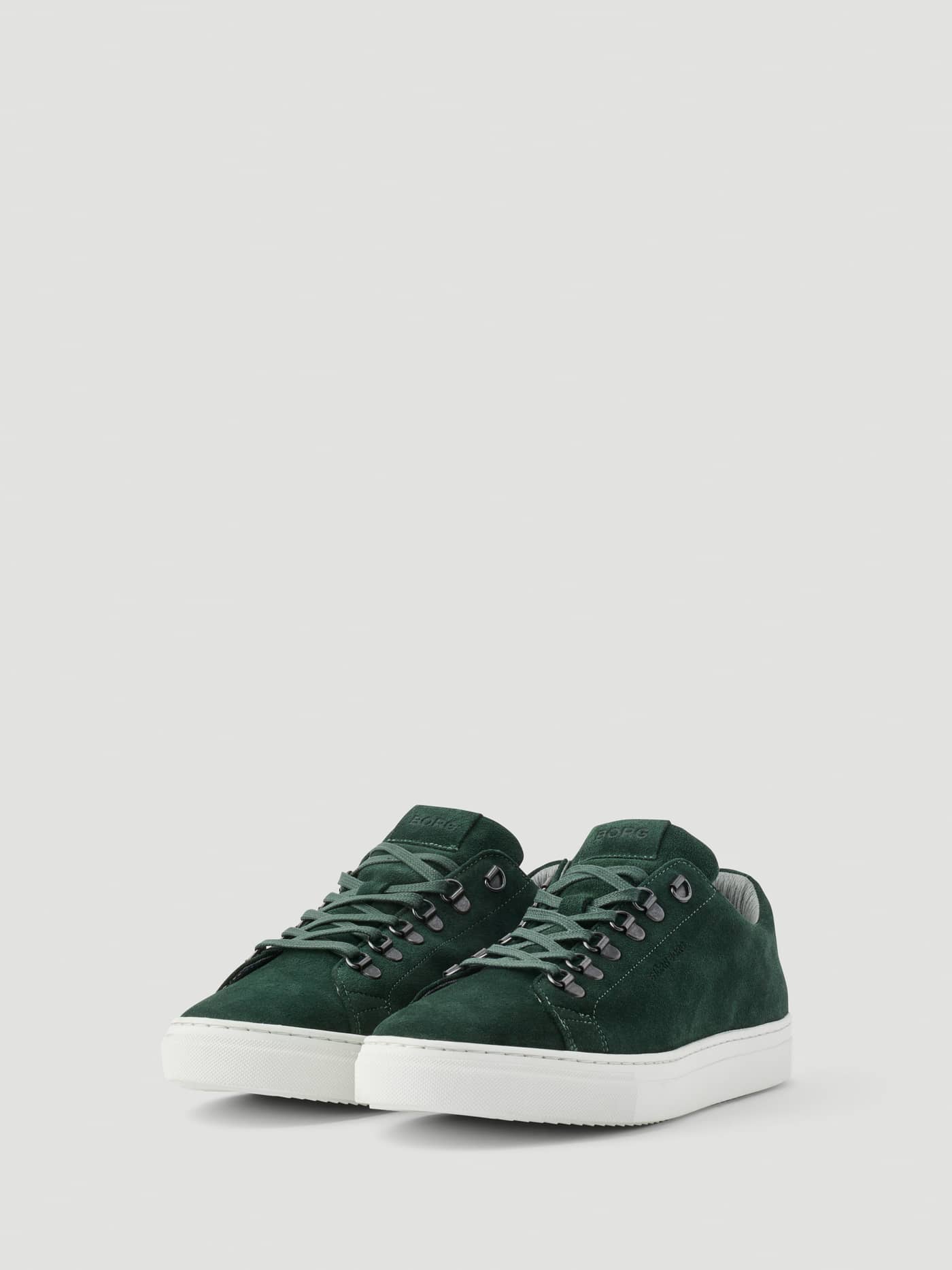 Vue de face des Men's Classic Suede D-Ring Sneakers en Vert en daim de style tennis avec semelle blanche. - Image 2