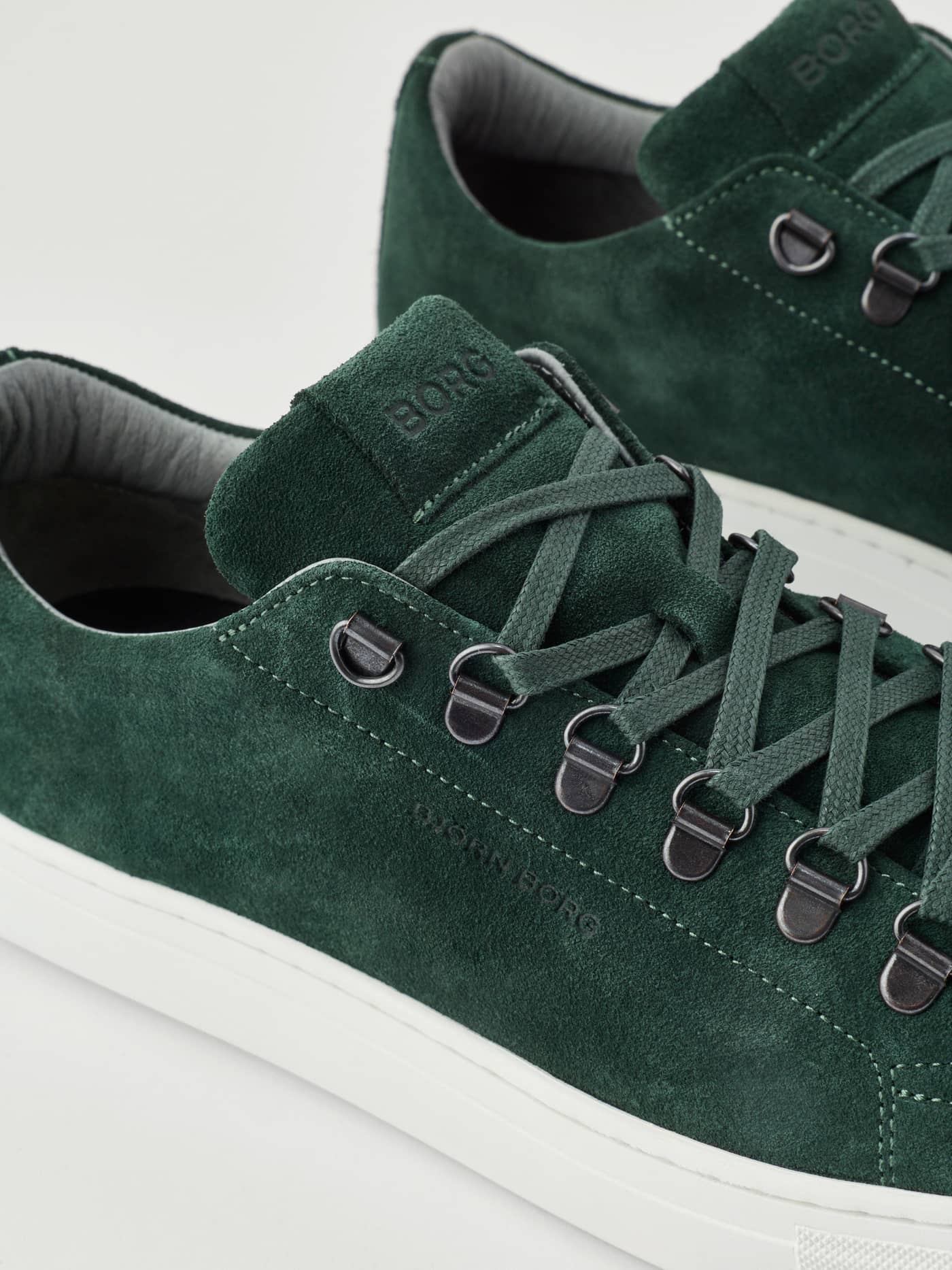 Men's Classic Suede D-Ring Sneakers en Vert en daim avec logo embossé et détails d'œillets inspirés du tennis. - Image 4